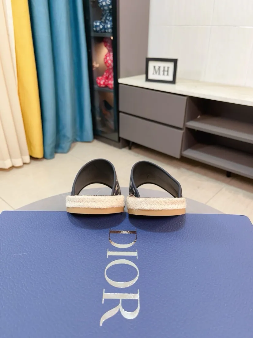 Men's men's shoes💰320🌸🌸High-end version. DIOR💁Men's slippers, high-end and upscale [strong][strong], compare quality at counters. The upper is hand-drawn, a combination of native hemp and raw rubber sole [strong][strong], breathable and non-slip outsole [rose][rose], breathable and comfortable lambskin lining, density 100% comfortable [gift][gift], original wear-resistant code number 38-44. Can be customized 45-46-47
